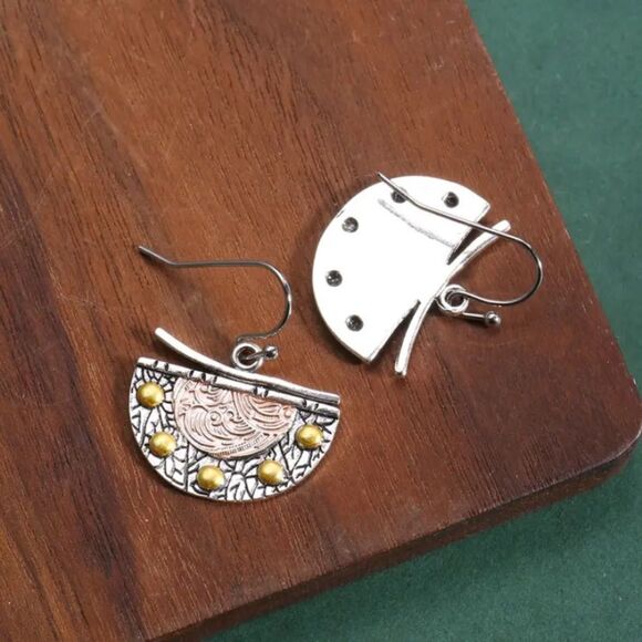 ✨🆕✨ BoHo Unique Fan Shaped Metal Earrings✨ - Picture 7 of 11